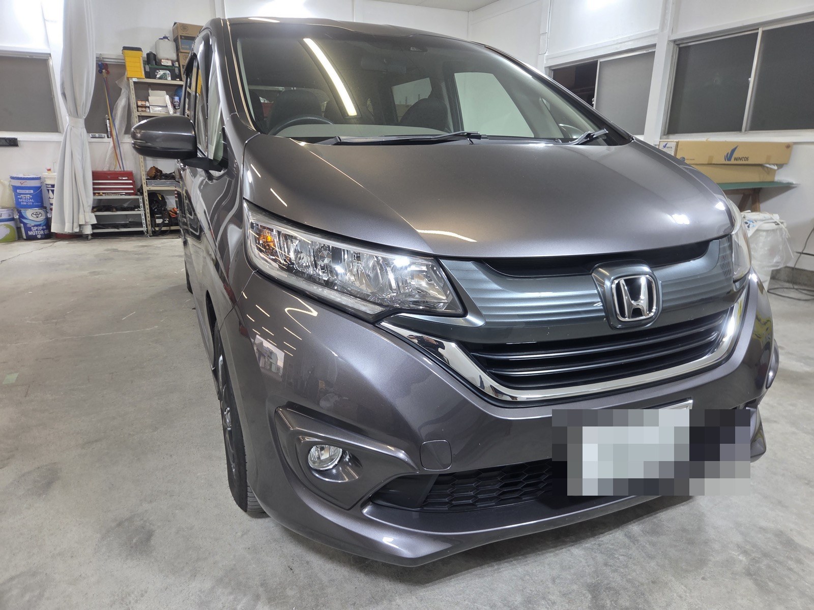 ホンダ フリード 正面 後席スモークフィルム施工 新潟市東区