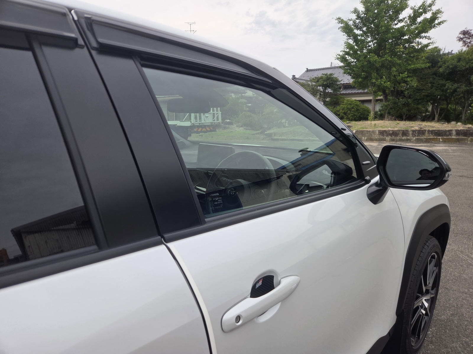 ヤリスクロス GR SPORT 運転席側ガラス越しの室内の見え方 前席は淡色で視界確保