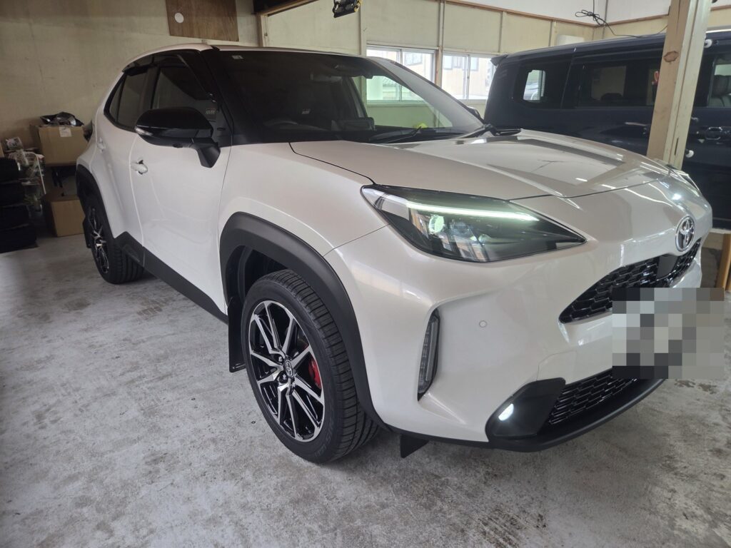 トヨタ ヤリスクロス GR SPORT 正面 サイド・リアスモークフィルム施工