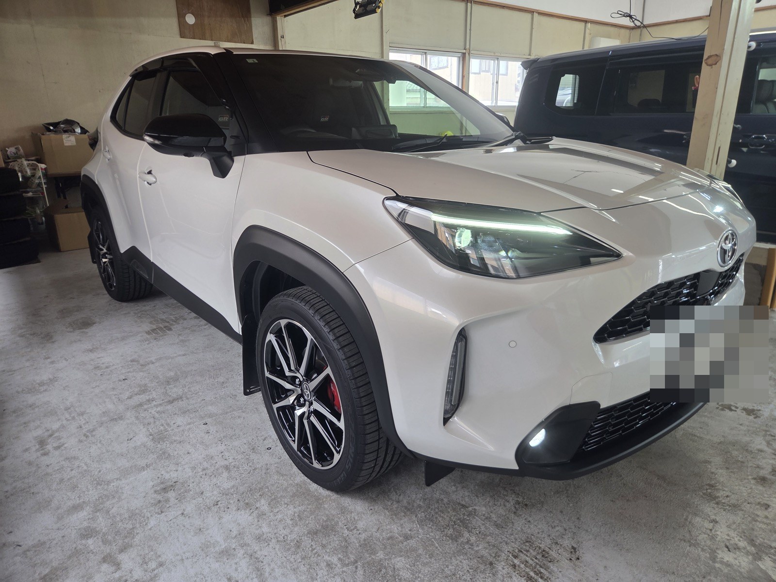 トヨタ ヤリスクロス GR SPORT 正面 サイド・リアスモークフィルム施工