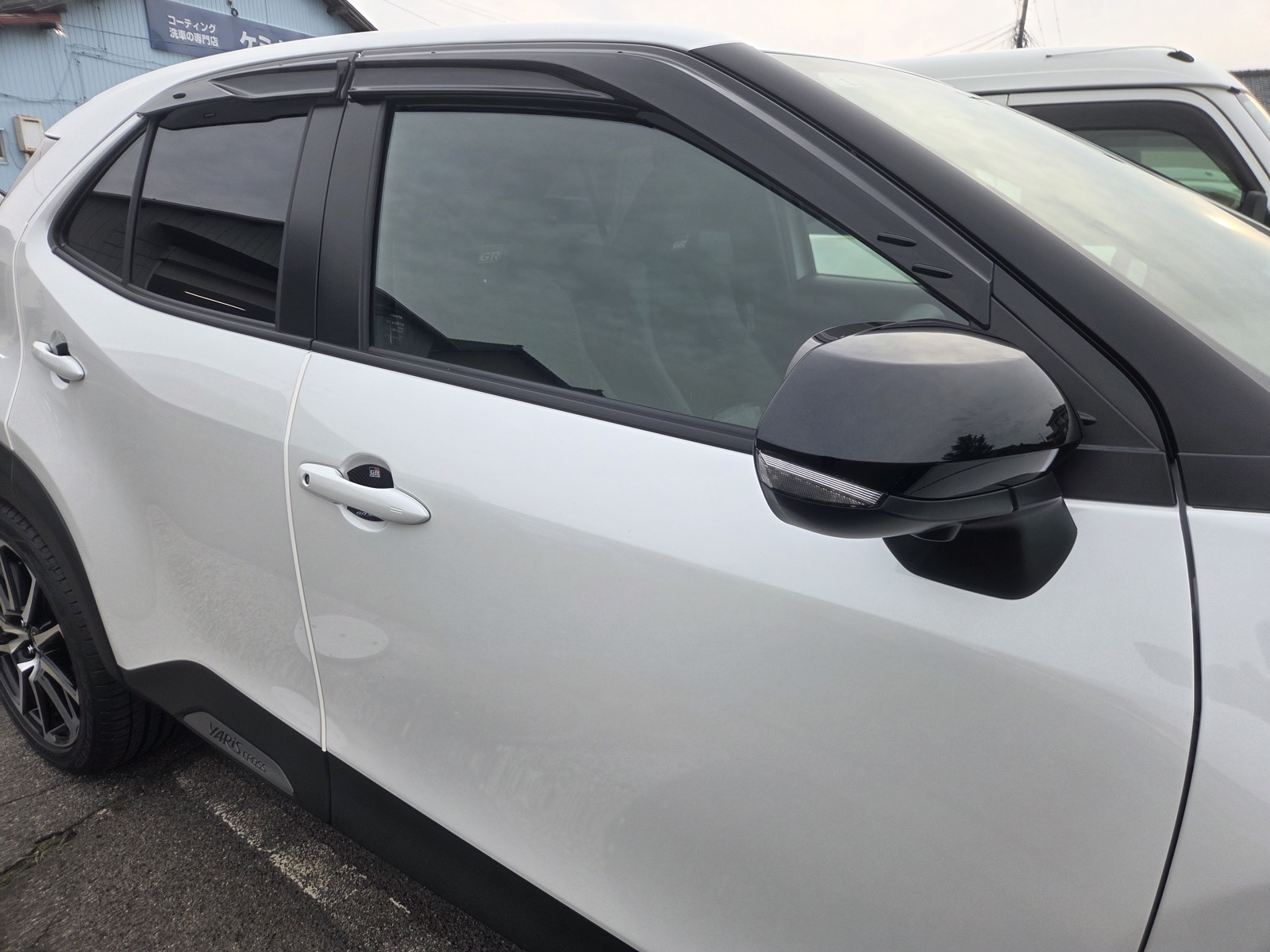 トヨタ ヤリスクロス GR SPORT 運転席側ドアのカーフィルム施工後の仕上がり 新潟市東区